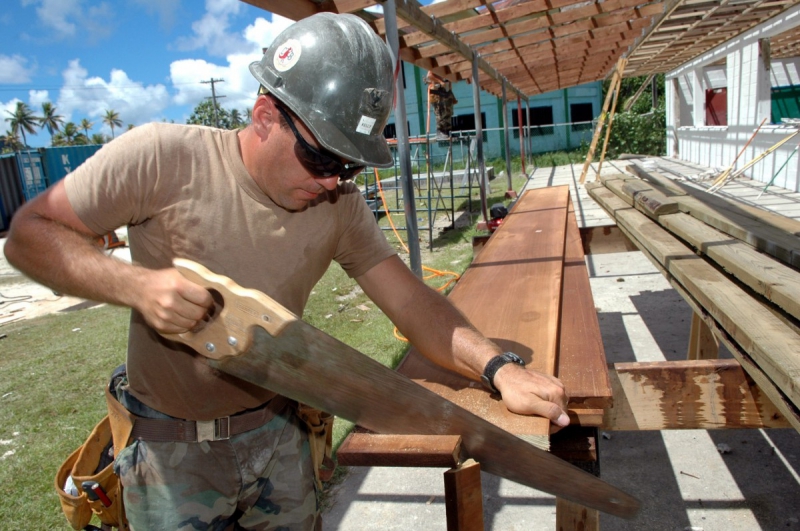 ebeniste-CORRENS-min_worker_construction_building_carpenter_male_job_build_helmet-893290